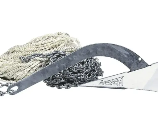 Ancre à jas ancienne, avec chaîne et cordage blanc. Le nom "KOBRA" est gravé sur l'ancre.