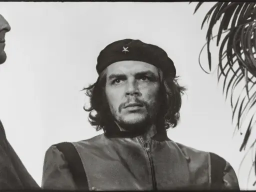 Ritratto iconico di Che Guevara, la foto più famosa del mondo, con un berretto e uno sguardo intenso.