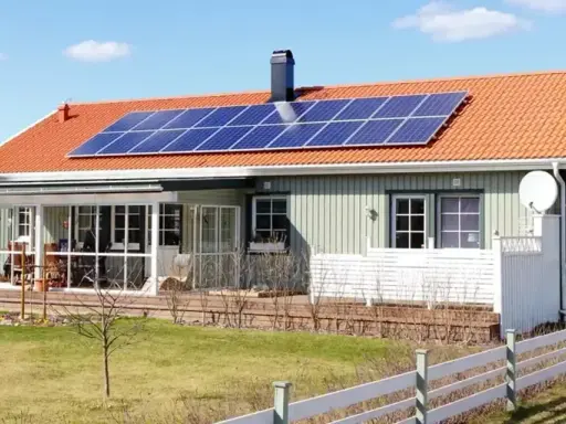 Hus med solpaneler på taket. Undrar du över batteri till solceller pris?