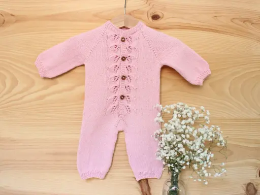 Precioso pelele punto bebé rosa con botones de madera y delicado encaje. Perfecto para un recién nacido.