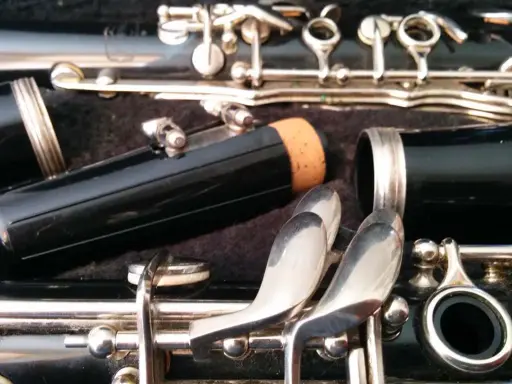 Détail d'une clarinette démontée, prête à produire un beau clarinette son. Les clés argentées brillent sur le corps noir.