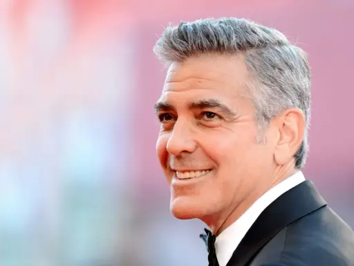 George Clooney mit stilvollen grauen Haaren, eine Inspiration für Herren Frisuren ab 50.