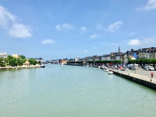 Il porto di Le Havre, con le sue case colorate e il canale tranquillo, è un luogo incantevole.