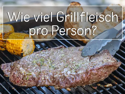 Ein saftiges Steak wird auf dem Grill zubereitet, daneben Maiskolben. Die Frage "Wie viel Grillfleisch pro Person?" schwebt darüber.