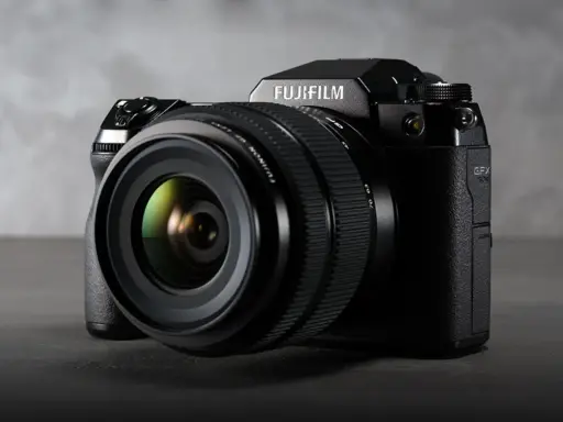Profesjonalny aparat Fujifilm GFX 50s II z obiektywem.