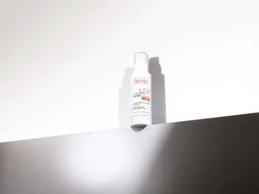 Flacon de fluide anti-âge Avène Hyaluron Activ B3, SPF 50. Idéal pour tous âges souhaitant une protection et une efficacité triple.