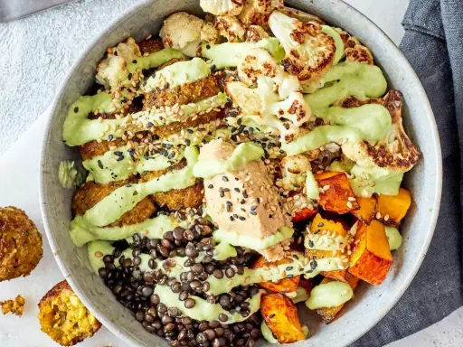 Bunter Bowl mit geröstetem Blumenkohl, Kürbis, Linsen und Hummus. Perfekt für Bowl zum Mitnehmen Rezepte.
