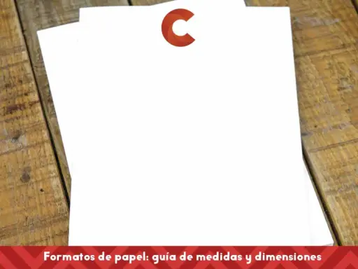 Dos hojas de papel blanco apiladas sobre una mesa de madera rústica. El papel para flyers está listo para ser diseñado.