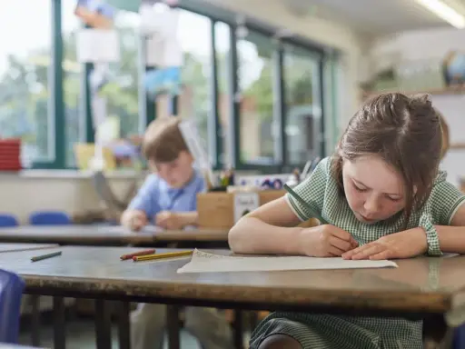 Dziewczynka z piegami skupiona na rysowaniu, obok niej chłopiec. Czy to zadanie na średnią ocenę 4?