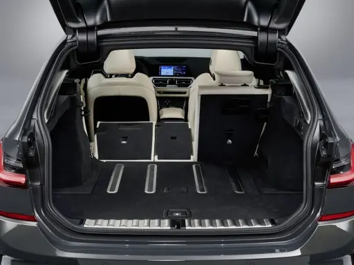 Maletero del BMW Serie 3 con asientos traseros abatidos, mostrando un amplio espacio de carga.