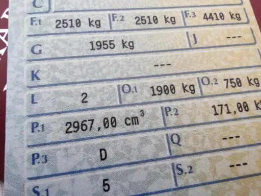 Fragment dowód rejestracyjny z oznaczeniami: F.1 2510 kg, G 1955 kg, L 2, P.1 2967 cm³, P.2 171 kW.