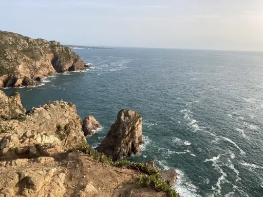 Steile Felsklippen stürzen in den tosenden Atlantik. Ein dramatischer Ausblick auf die lissabon umgebung, wo das Land am westlichsten Punkt Europas endet.
