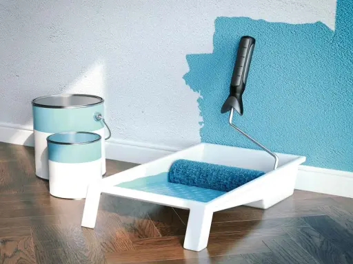 Latas de pintura plástica acrílica y rodillo listo para dar vida a una pared azul.