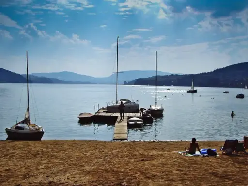 Gródek nad Dunajcem atrakcje: żaglówki przy pomoście, plaża i góry w tle. Idealne miejsce na letni wypoczynek.