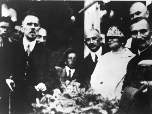Władysław Reymont, autor "Chłopów", na zdjęciu z innymi ludźmi.