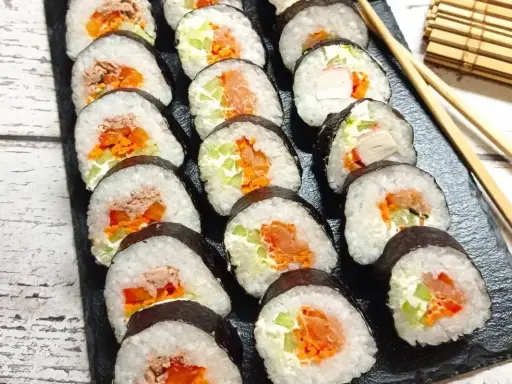 Gotowe rolki sushi z łososiem, tuńczykiem i paluszkami krabowymi. Idealne, by zacząć przygodę, jak zrobić sushi!