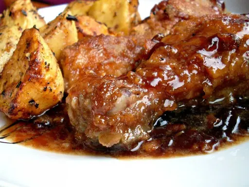 Soczysty kurczak po japońsku w sosie teriyaki, podany z pieczonymi ziemniakami.