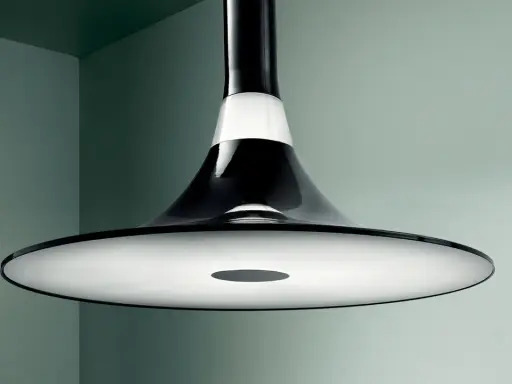 Lampadario moderno con design a cono rovesciato, un elemento di design per creare atmosfere uniche con le sue itre illuminazione.