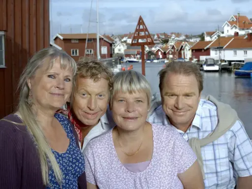 Anki Larsson och hennes vänner ler mot kameran i en charmig svensk kustby.