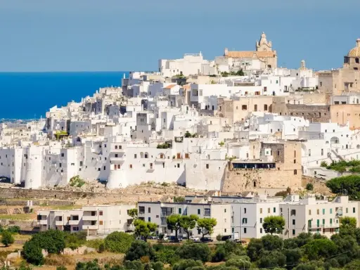 La Città Bianca di Ostuni, con le sue case bianche a picco sul mare, è un incanto da scoprire. Ecco cosa vedere!