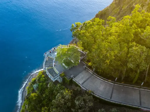 Blick vom Cabo Girão auf das tiefblaue Meer. Eine Glasplattform bietet atemberaubende Ausblicke.