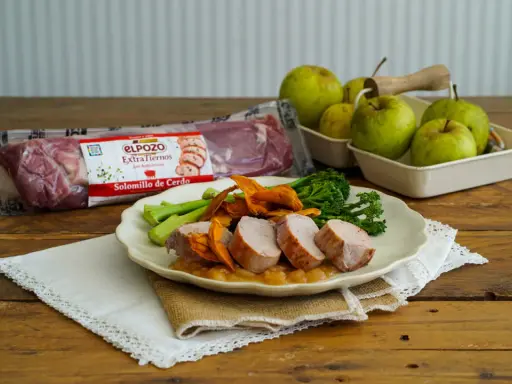 Delicioso solomillo de cerdo a baja temperatura, jugoso y tierno, acompañado de brócoli y puré de manzana.