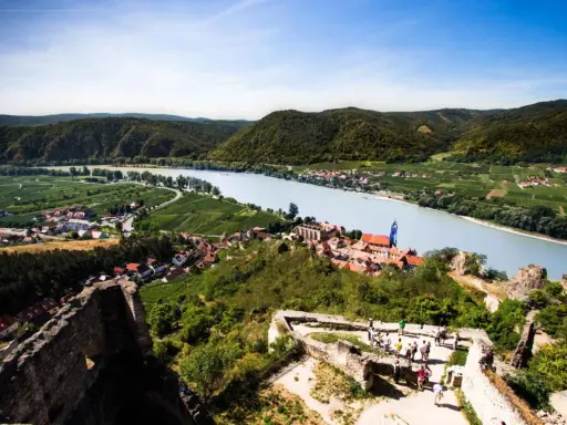 Widok na malowniczą dolinę Wachau z ruinami zamku, rzeką Dunaj i winnicami.