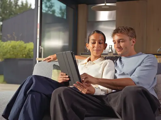 Ein Paar genießt entspannt einen Film auf dem Tablet. Die hohe netzgeschwindigkeit mbps sorgt für ruckelfreies Streaming.