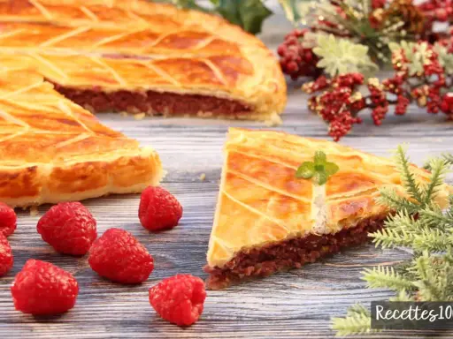 Délicieuse galette des rois framboise, garnie de fruits rouges et décorée de menthe. Parfaite pour une fête !