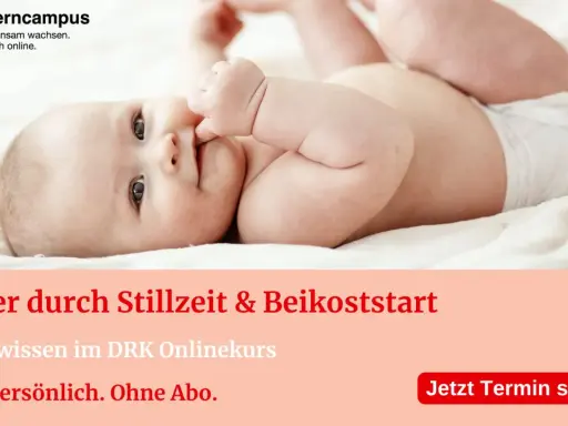 Ein süßes Baby liegt auf dem Rücken und spielt mit seiner Hand. Erfahren Sie mehr über Stillen, wie oft stillen 1 Monate altes Baby, und Beikost.