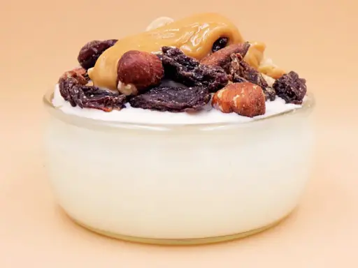 Jogurt proteinowy z bakaliami i karmelem. Idealny dla sportowców i osób dbających o sylwetkę.