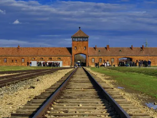 Brama obozowa Auschwitz, tory kolejowe prowadzące do niej. Informacje o auschwitz bilety cennik dla zwiedzających.