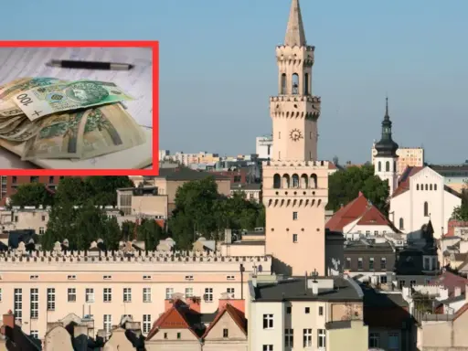 Pieniądze na papierach obok ratusza. Czy to odpowiedź na pytanie, ile zarabia historyk?