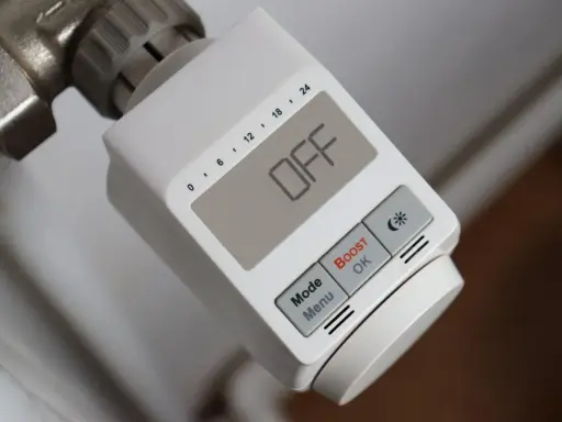 Thermostat de radiateur affichant "OFF". Ce fil pilote permet de gérer la température, ici en mode éteint.