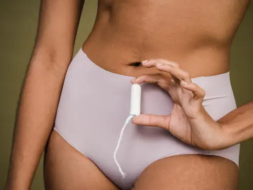 Mano sostiene un tampón. ¿Buscas cómo adelantar la regla?