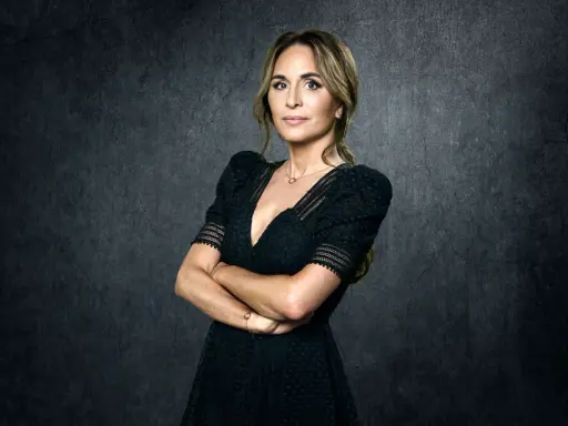 Alexandra Rapaport i svart klänning, redo för nya filmer.