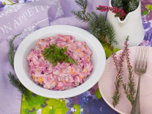 Pyszna sałatka z burakiem i jajkiem i ogórkiem kiszonym, udekorowana natką pietruszki. Idealna na każdą okazję.