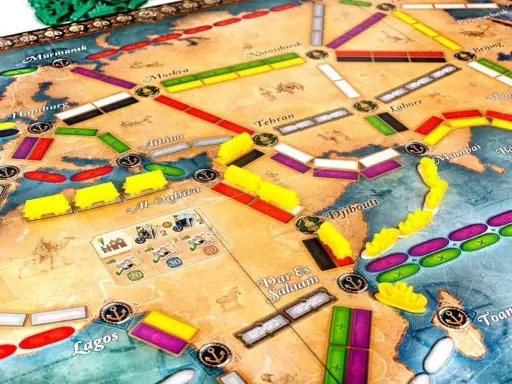 Planszówka z mapą świata, gdzie można wsiąść do pociągu dookoła świata, budując trasy między miastami jak Murmansk, Hamburg, Lagos, Moskva, Teheran, Hongkong i Bangkok.