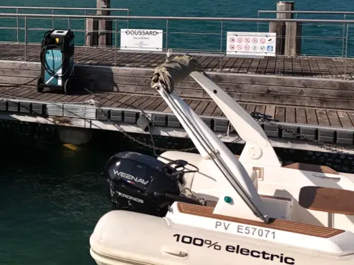 Chargeur électrique pour bateau, idéal pour le calcul puissance moteur bateau. L'embarcation est 100% électrique.