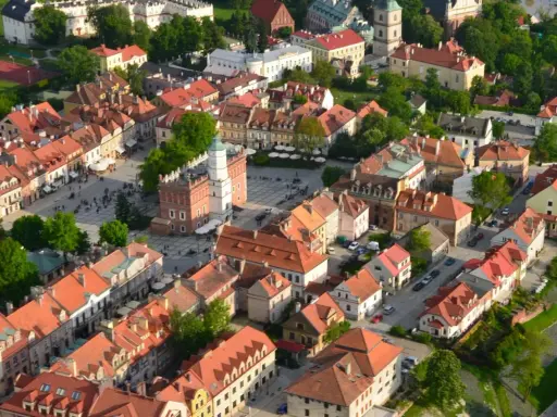 Widok z lotu ptaka na rynek w Sandomierzu z ratuszem i kamienicami. Wspaniałe atrakcje Sandomierza zachęcają do zwiedzania.