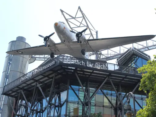 Samolot nad budynkiem Deutsches Technikmuseum w Berlinie. Napis "Einfach für Dich!" zdobi fasadę.