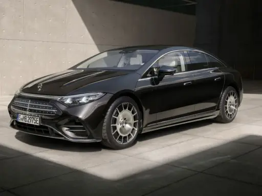 Schwarzer Mercedes-Benz EQS mit Facelift-Design, elegant vor Betonwand.