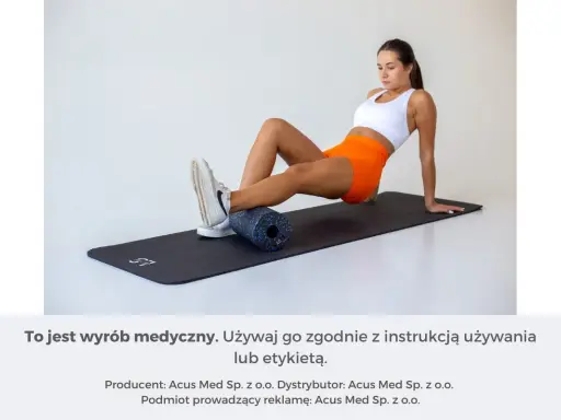 Kobieta wykonuje rolowanie łydki na rollerze. Idealne rolowanie przed czy po treningu dla regeneracji mięśni.