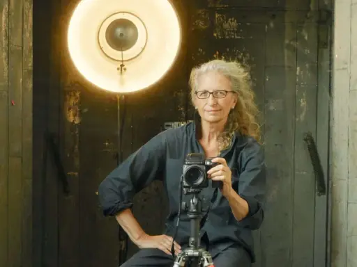 Annie Leibovitz, con la sua inconfondibile macchina fotografica, pronta a catturare un altro momento iconico.