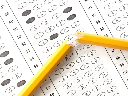 Złamany ołówek na arkuszu testowym. Czy to niemożliwe, czy nie możliwe, by zdać taki egzamin?