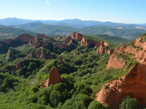 Paisaje de Las Médulas, León. Impresionantes formaciones rojizas y vegetación exuberante, ideal para rutas senderismo León.