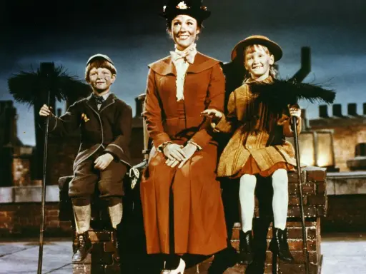 Mary Poppins z dzieciakami na dachu, z miotłami. Wszystko wygląda jak z bajki, a litery w napisach filmowych mogłyby być w stylu czcionka Poppins.