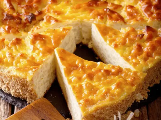 Una fetta dorata di torta di riso salata, con la crosta croccante e un ripieno soffice. Perfetta per un aperitivo o un pasto leggero.
