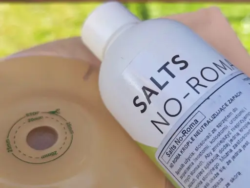 Butelka z płynem "Salts No-Roma" do neutralizacji zapachu przy stomii. Koniec z obawami, czy stomia śmierdzi!