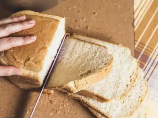 Krojony bochenek chleba, jak z przepisu na chleb naszych babć. Idealny do tostów i kanapek.